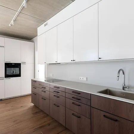 Apartment Sunny, Peaceful & Spacious By Urban Rent