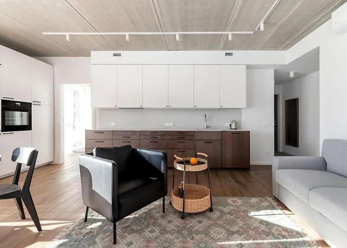 Sunny, Peaceful & Spacious By Urban Rent *