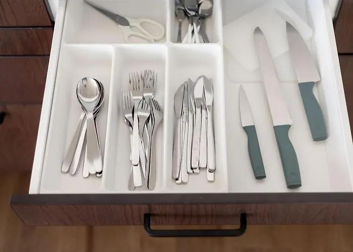 Sunny, Peaceful & Spacious By Urban Rent דירה