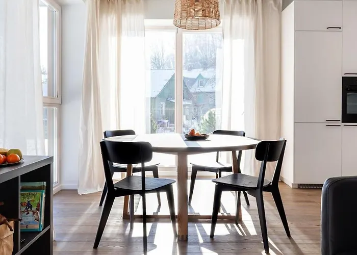 Sunny, Peaceful & Spacious By Urban Rent וילנה